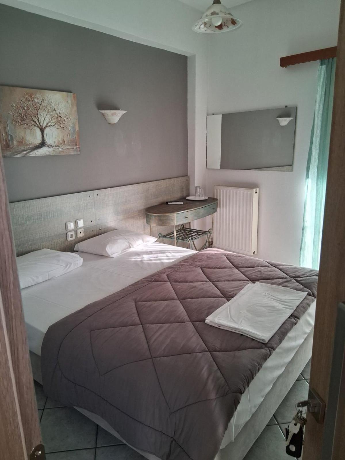 Alexandros Aparthotel Kamena Vourla Exteriör bild